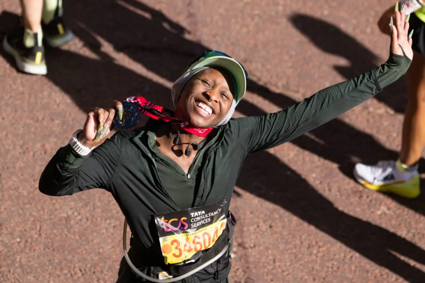 Een blije Cynthia Erivo met medaille na de Londen Marathon